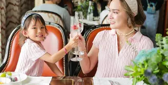 Shandy Aulia dan putrinya, Claire kerap habiskan waktu bersama dengan outfit yang kompak. Terbaru, pasangan ibu dan anak ini terlihat tampil kembar ala Miss Dior. [@shandyaulia]