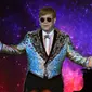 Sir Elton John tampil menyanyi sebelum mengadakan konferensi pers di New York (24/1). Dalam kesempatan tersebut, legenda pop Elton John mengumumkan akan mengadakan sebuah tur terakhir. (AFP/Timothy A. Clary)