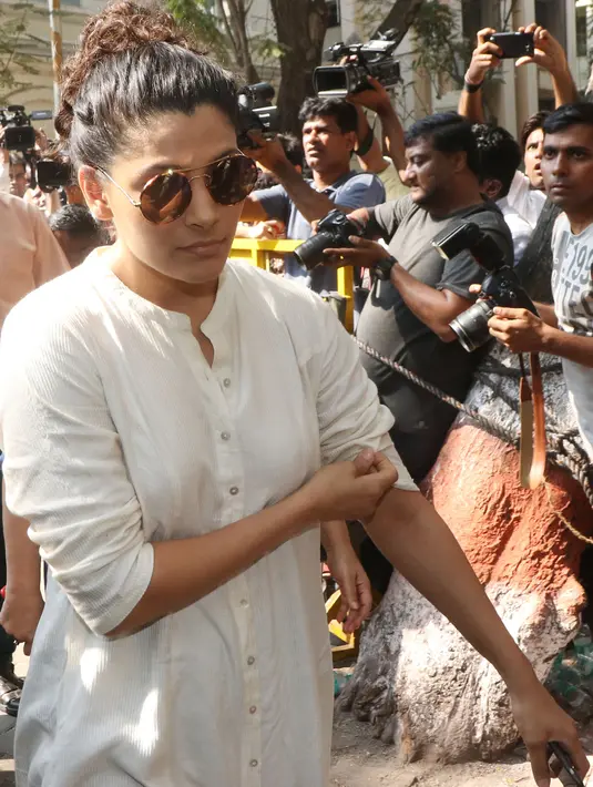 Aktris Bollywood, Saiyami Kher mengunjungi rumah Anil Kapoor, adik suami Sridevi Kapoor, Boney Kapoor di Mumbai, Senin (26/2). Selama proses menunggu jenazah Sridevi, keluarga berkumpul dan menerima tamu yang menyampaikan duka di sana. (Sujit Jaiswal/AFP)