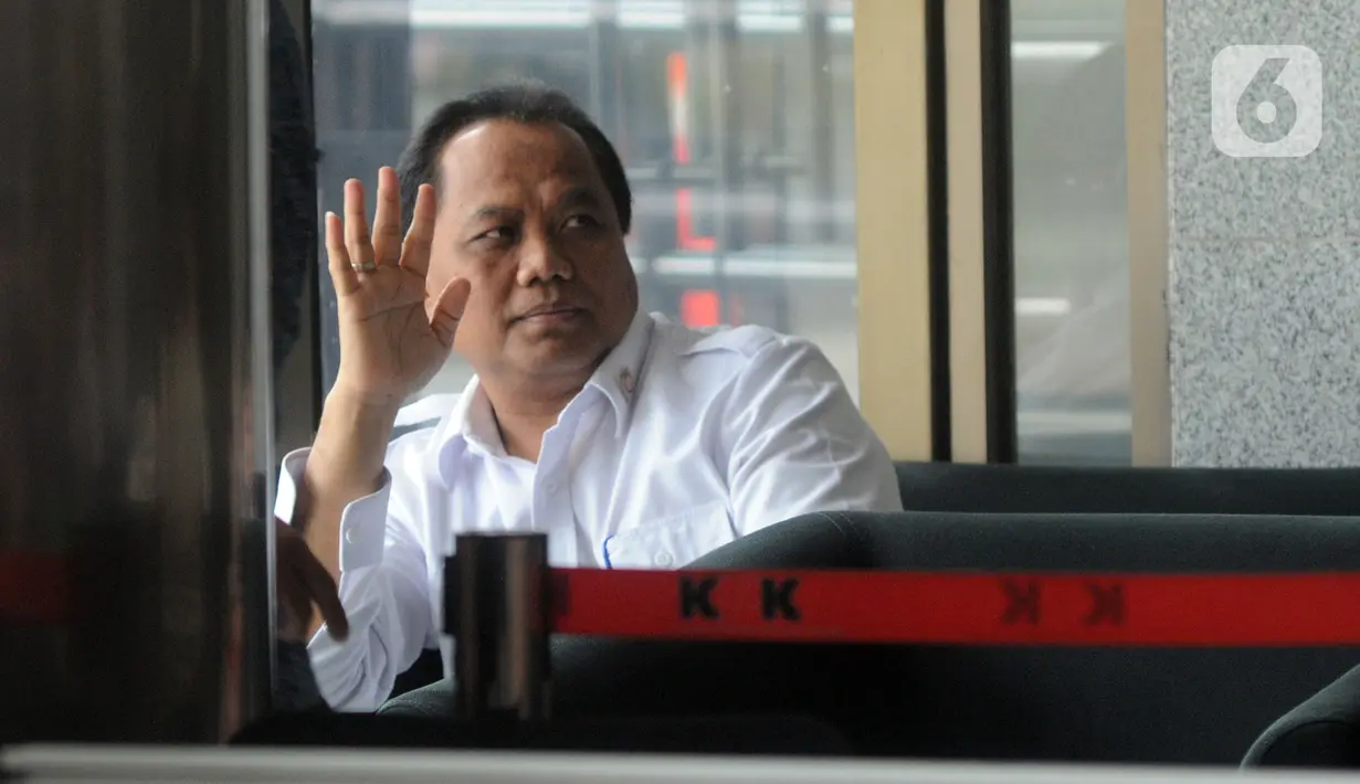 Direktur Operasional dan Pelayanan Publik Perum Bulog, Tri Wahyudi Saleh menunggu di Gedung KPK, Jakarta, Selasa (17/12/2019). Tri Wahyudi diperiksa untuk tersangka Direktur Pemasaran PTPN III (Persero) sekaligus merangkap Komisaris Utama PT KPBN, I Kadek Kertha Laksana. (merdeka.com/Dwi Narwoko)