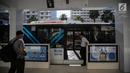 Sebuah bus Transjakarta berhenti di Halte Bundaran Hotel Indonesia (HI), Jakarta, Senin (25/3). Halte Bundaran HI menjadi halte Transjakarta pertama yang terintegrasi fisik secara langsung dengan stasiun Moda Raya Terpadu (MRT). (Liputan6.com/Faizal Fanani)