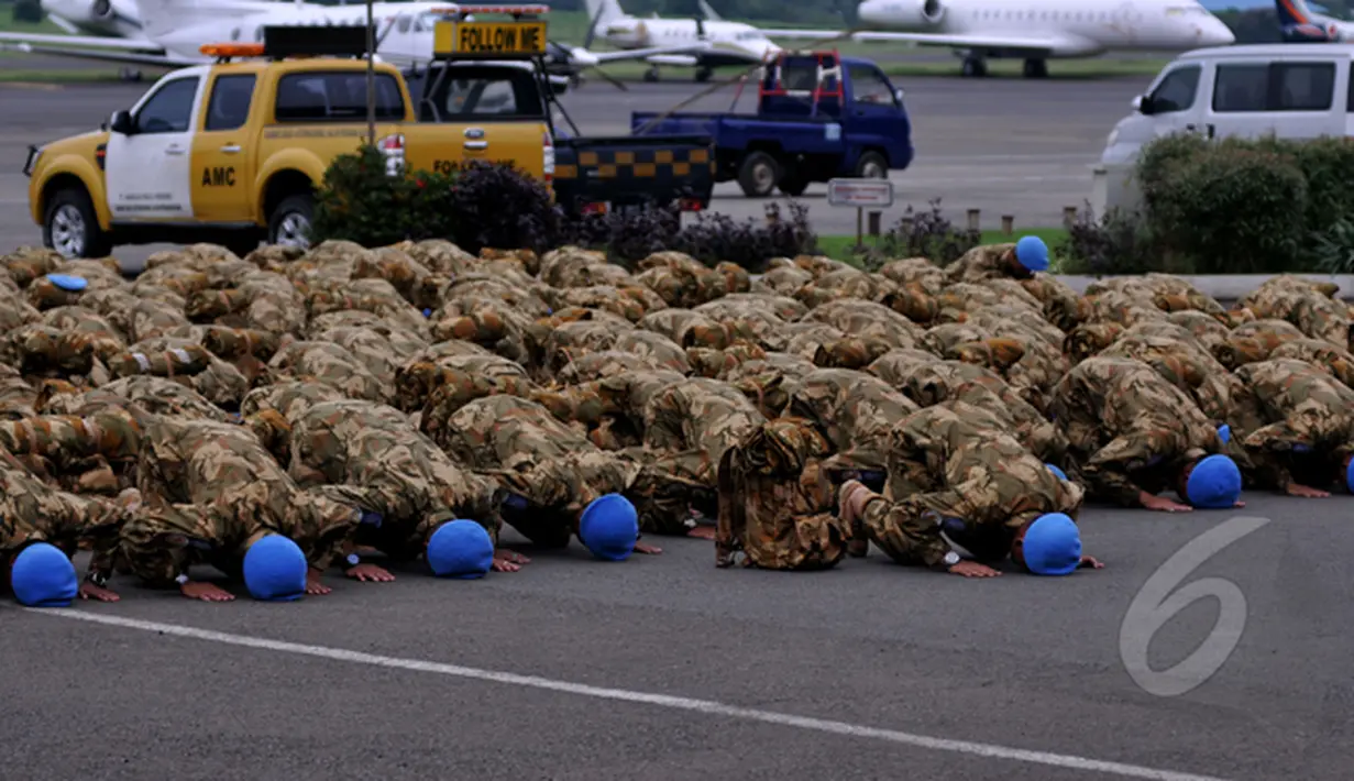 Para prajurit TNI yang menjadi pasukan perdamaian bersujud bersama sebelum berangkat. TNI mengirimkan personel sebanyak 800 prajurit untuk ditempatkan di daerah konflik Darfur, Jakarta, Jumat (20/2/2015).(Liputan6.com/Johan Tallo)