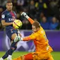 Striker Paris Saint-Germain, Kylian Mbappe, melepaskan tendangan ke gawang Strasbourg pada laga liga Prancis di Stadion Parc des Princes, Paris, Minggu (7/4). Kedua tim bermain imbang 2-2. (AP/Francois Mori)