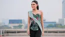 Pemegang gelar Miss Supranational ke-15 ini juga tampil elegan dengan atasan batik strapless dipadukan selendang hijau serta bawahan celana hitamnya. [@harashtata]