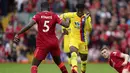 Pada menit ke-19 Wilfried Zaha terjatuh akibat kontak dari Ibrahima Konate di dalam kotak penalti. Namun wasit memutuskan bukan sebuah pelanggaran. (AP/Jon Super)
