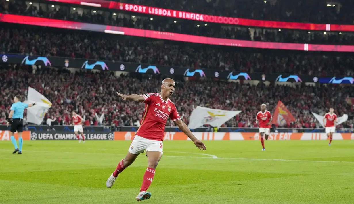 Pemain Benfica, Joao Mario, melakukan selebrasi setelah mencetak gol ke kedua gawang Inter Milan pada laga grup D Liga Champions di Stadion the Luz, Rabu (29/11/2023). (AP Photo/Armando Franca)
