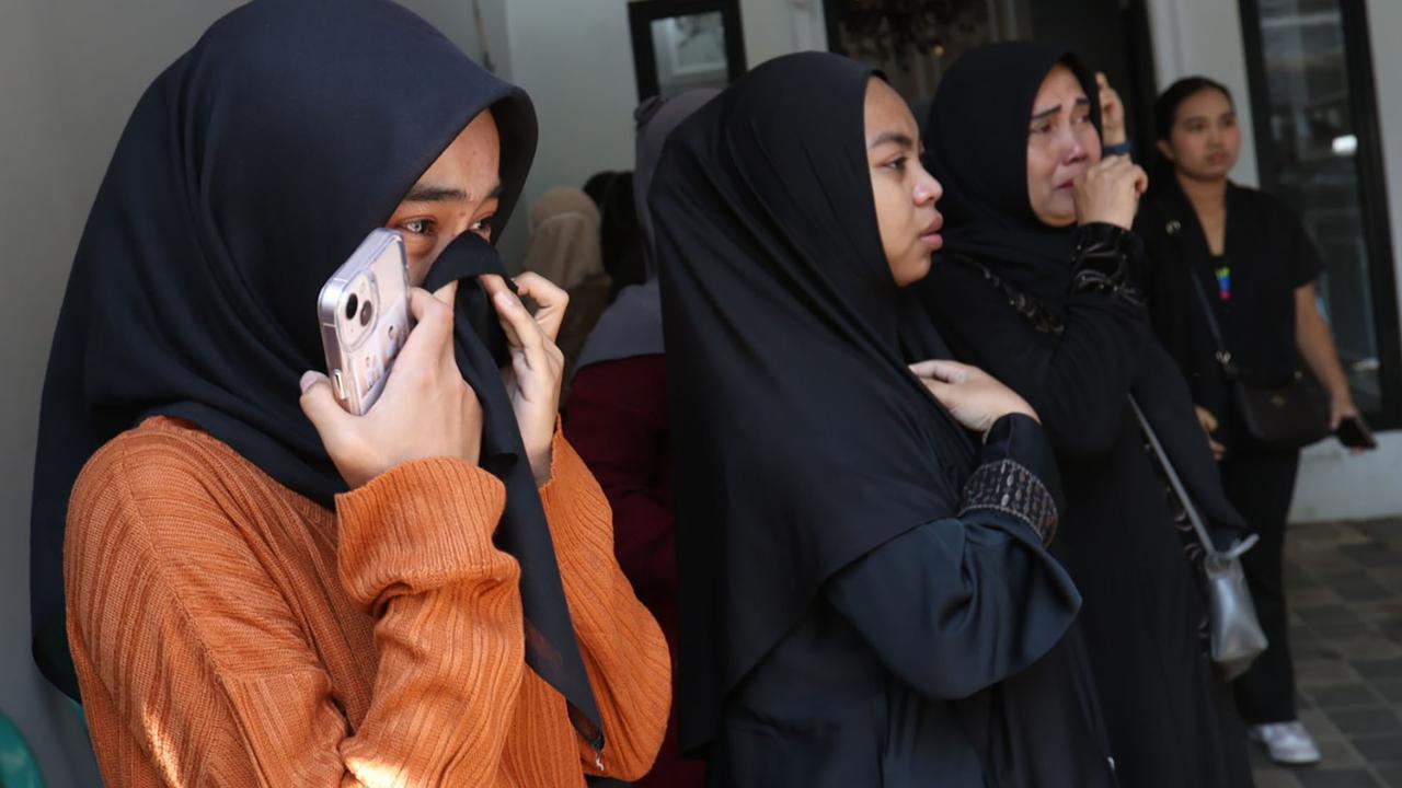 FOTO: Air Mata Iringi Kepergian Mpok Alpa, Komedian yang Tetap Ceria Meski Sakit