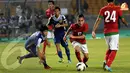 Paulo Oktavianus Sitanggang, pemain bernomor 17, mencoba menerobos pertahanan Laos dalam pertandingan kualifikasi piala AFC yang digelar di Stadion GBK Jakarta (Liputan6.com/ Helmi Fithriansyah)  