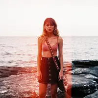 Bukan orang asing, justru orang terdekat dan tersayanglah yang kerap membuatmu kecewa. | via: nagnata.com