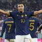 Kylian Mbappe. Striker Timnas Prancis berusia 23 tahun ini mencetak brace di Piala Dunia 2022 pada laga matchday kedua di Grup D menghadapi Denmark (26/11/2022). Pada laga yang dimenangi Prancis 2-1 tersebut, Kylian Mbappe mencetak dua golnya pada menit ke-61 dan 86. Sementara pada matchday pertama menghadapi Australia (22/11/2022) saat Prancis menang 4-1 atas Australia, ia menyumbang 1 gol dan 1 assist, yang membuatnya memimpin daftar top skor sementara dengan raihan 3 gol bersama pemain Ekuador, Enner Valencia. (AP/Martin Meissner)