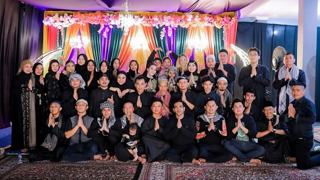 7 Potret Ayu Ting Ting Gelar Buka Puasa Bareng Karyawan, Beri Hadiah Emas dan Uang
