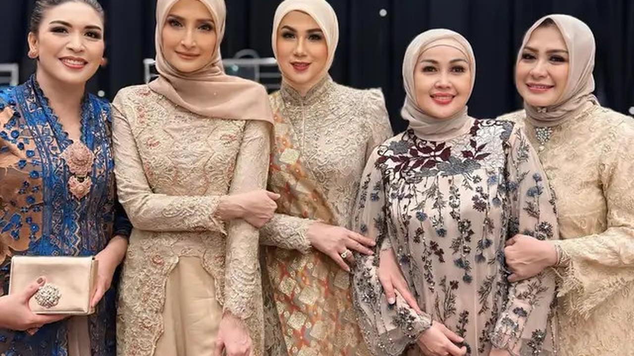 8 Potret Artis Hadir di Pernikahan Anak Bella Saphira, Jadi Ajang Reuni Artis Lawas 90-an