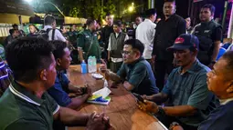 Calon Wakil Presiden Muhaimin Iskandar (ketiga kanan) bersama pendukungnya dalam kampanye pemilu pertamanya di Surabaya. (Juni Kriswanto/AFP)