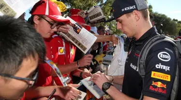 Pembalap Tim Red Bull, Max Verstappen memberikan tanda tangan kepada fans sesaat sebelum latihan bebas Formula 1 (F1) GP Australia di Melbourne, Jumat (23/3). Balapan F1 GP Australia 2018 sendiri akan bergulir pada Minggu, 25 Maret besok (AP/Rick Rycroft)