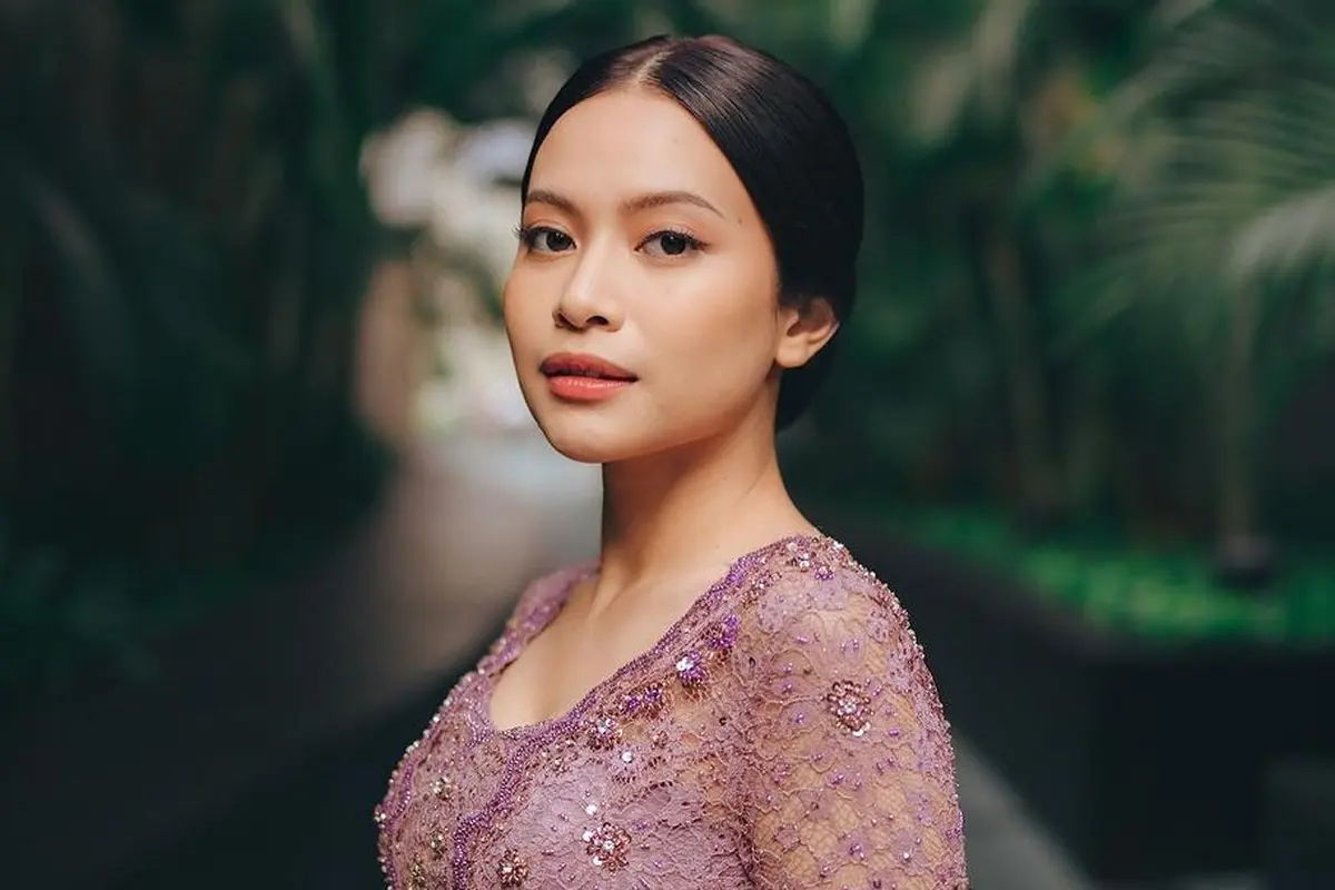 6 Pesona Anggun Hanggini Kenakan Kebaya Dusty Purple saat jadi Bridesmaid Pernikahan Sahabat