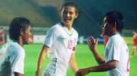 Striker Timnas Indonesia U-19, Syamsir Alam (tengah) merayakan gol ke gawang Hong Kong bersama Abdul Rahman Lestaluhu (kiri) dalam laga penyisihan Piala Asia U-19 di Stadion Si Jalak Harupat, Bandung, Selasa (17/11). FOTO ANTARA/Rezza Estily