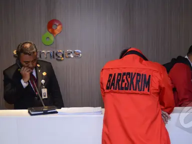 Penyelidik Bareskrim Polri melakukan penggeledahan di Kantor SKK Migas, Wisma Mulia, Jakarta, Selasa (5/5/2015). Penggeledahan ini terkait penyidikan tindak pidana korupsi dan pencucian uang yang dilakukan SKK Migas. (Liputan6.com/Herman Zakharia)