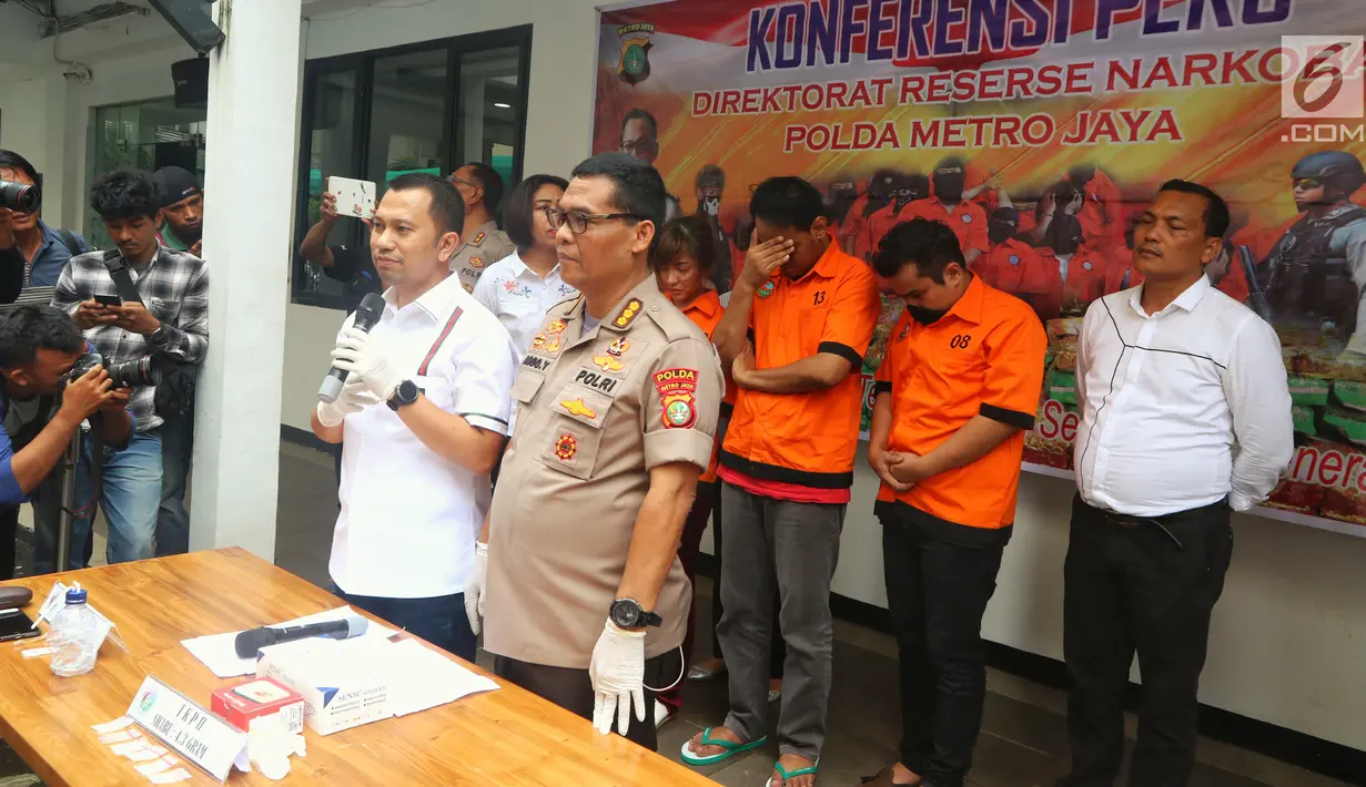 Kabid Humas Polda Metro Jaya Kombes Argo Yuwono saat menggelar jumpa Pers terkait penangkapan narkoba artis Cahya Wulan Sari alias Chacha, personel Duo Molek di Direktorat Narkoba Polda Metro Jaya, Jakarta, Senin (14/1). (Liputan6.com/Johan Tallo)