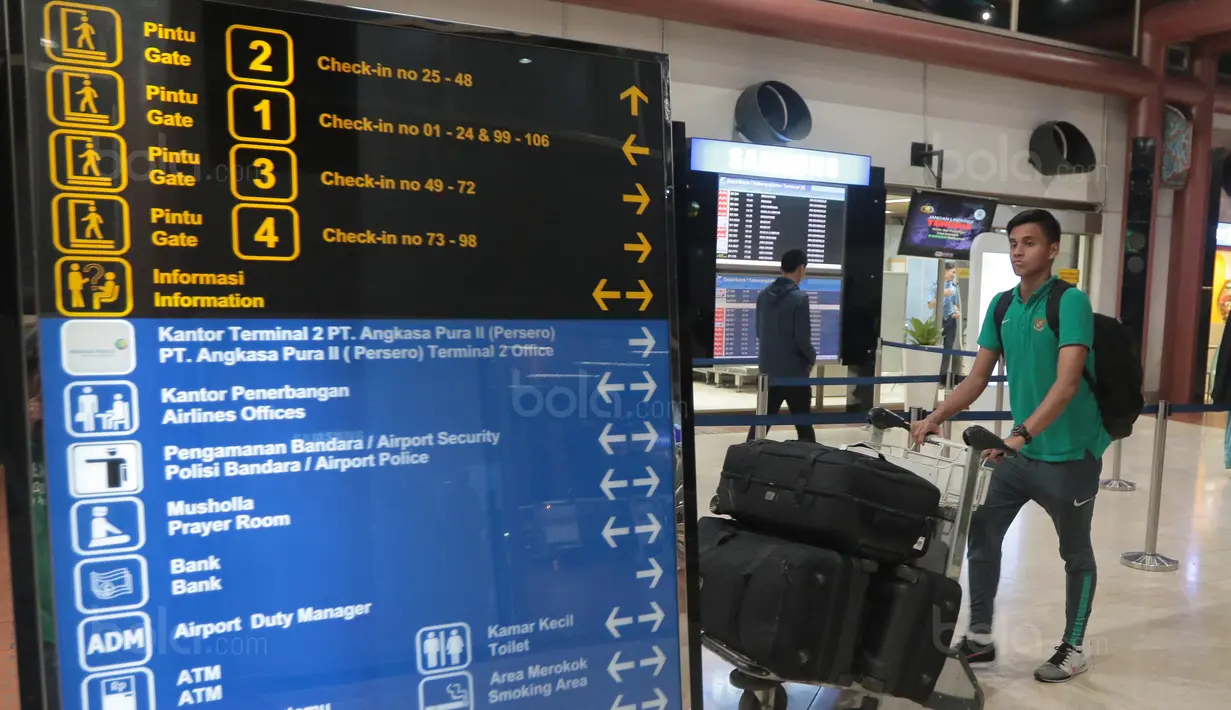Kiper Timnas U-19, Rakasurya Handika saat akan melakukan check in di Bandara Soekarno-Hatta, Cengkareng, (28/10/2017). Timnas U-19 akan mengikuti kualifikasi Piala Asia di Korea Selatan. (Bola.com/Nicklas Hanoatubun)