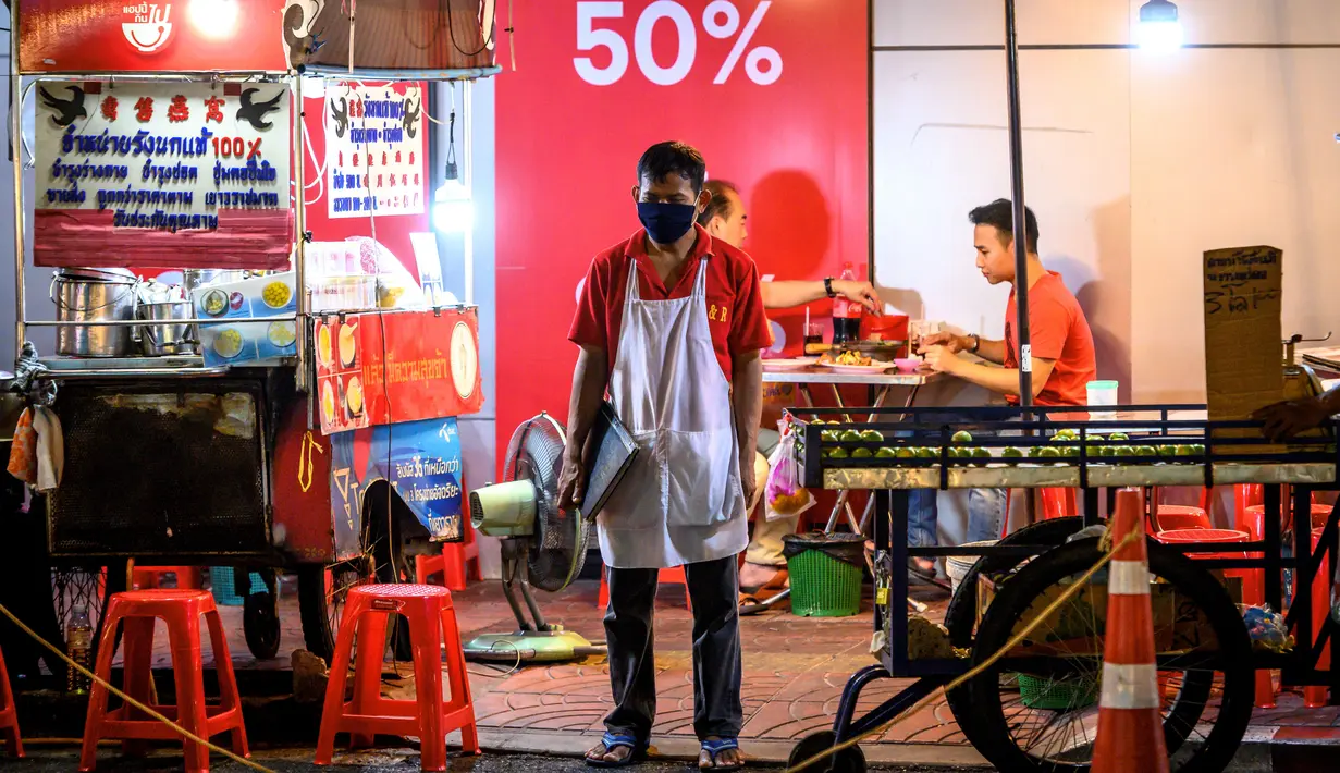 Penjual menunggu pelanggan di restoran pinggir jalan di Chinatown Bangkok (16/9/2020). Di Chinatown Bangkok terdapat juga beberapa kuil penting, salah satunya Wat Traimit yang ada di ujung jalan Yao Warat. (AFP/Mladen Antonov)