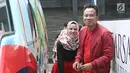 Angel Lelga tertawa malu usai disuapi makanan oleh Vicky Prasetyo di kawasan Tendean, Jakarta, Selasa (9/1). Angel dan Vicky menjadwalkan waktu resepsi pernikahannya pada 9 dan 10 Februari 2018. (Liputan6.com/Herman Zakharia)