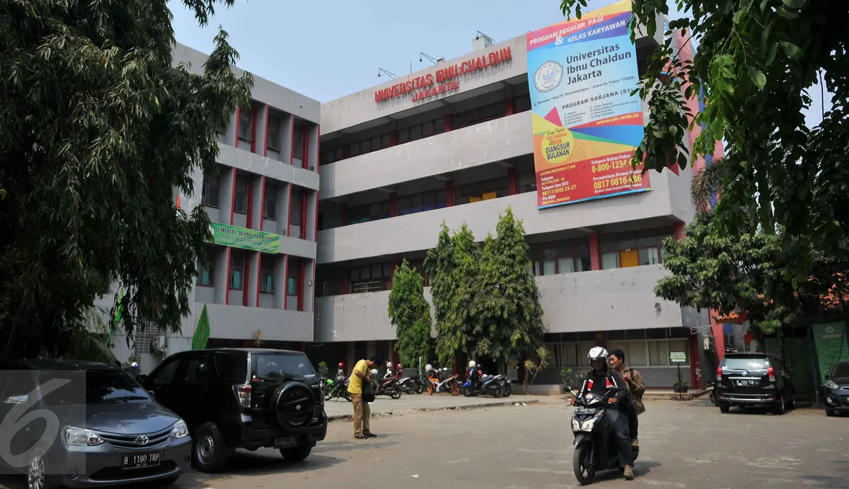 Mahasiswa mengendarai sepeda motornya usai beraktivitas di kampus Unversitas Ibnu Chaldun Jakarta, Selasa (6/10). Kementerian Riset, Teknologi, dan Pendidikan Tinggi telah membekukan 243 kampus termasuk 22 kampus di Jakarta. (Liputan6.com/Gempur M Surya)