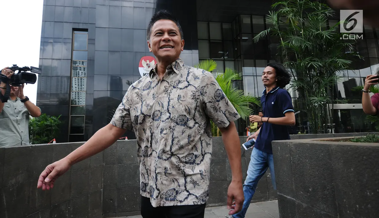 Dirut PT Mugi Rekso Abadi, Soetikno Soedarjo meninggalkan gedung KPK usai diperiksa, Jakarta, Selasa (23/2). Soetikno diperiksa sebagai saksi dugaan korupsi pengadaan mesin dan pesawat di PT Garuda Indonesia. (Liputan6.com/Helmi Fithriansyah)