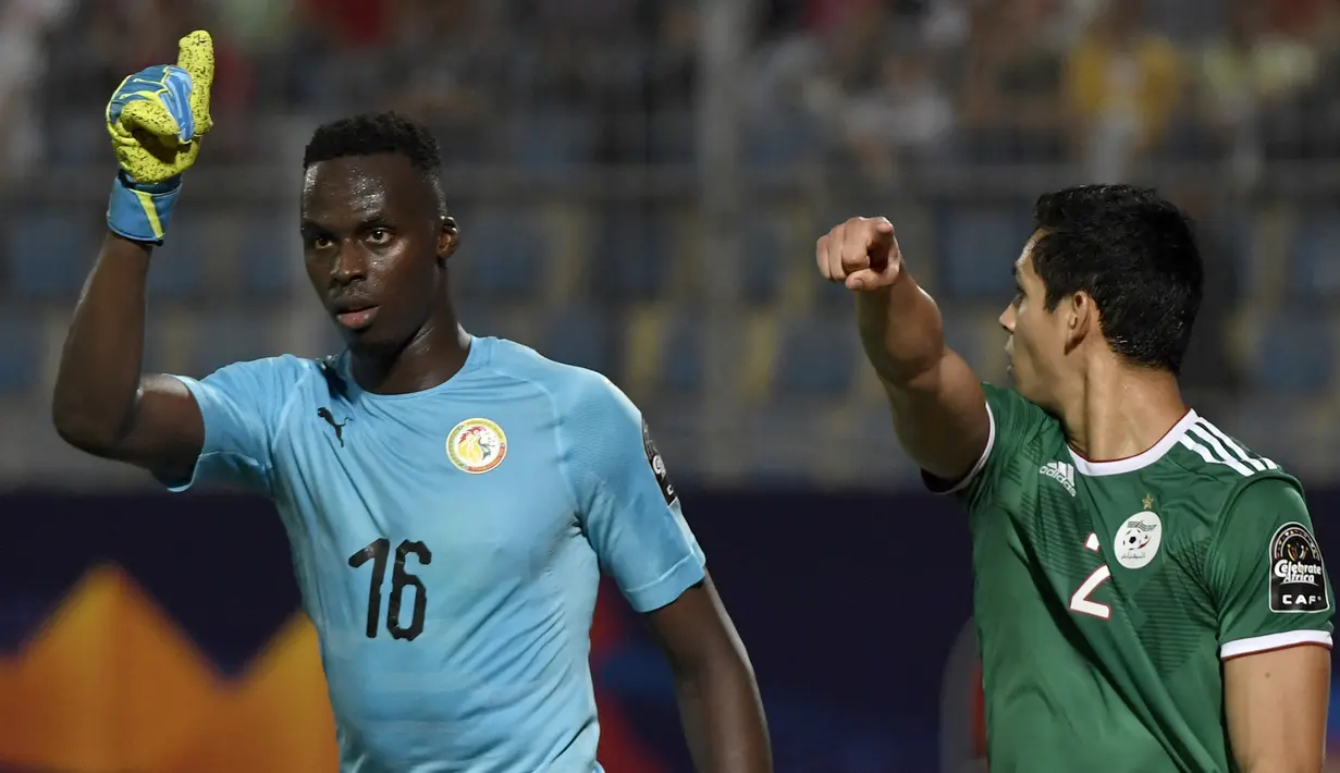 Bersama Timnas Senegal, yang kini sedang dibelanya di ajang Piala Afrika 2021, ia telah tampil dalam 16 laga di level internasional sejak debutnya pada 17 November 2018. (AFP/Khaled Desouki)