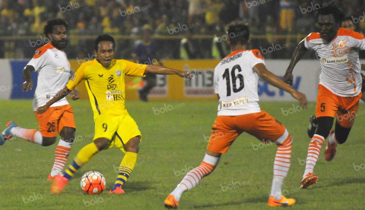 Pemain Gresik United, Yusuf Effendi, berusaha melakukan tembakan ke arah gawang Perseru Serui dalam laga Torabika Soccer Championship presented by IM3 Ooredoo di Stadion Tridarma, Gresik, Sabtu (7/5/2016). (Bola.com/Fahrizal Arnas)