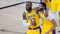 Ekspresi LeBron James dan Anthony Davis setelah LA Lakers mengalahkan Denver Nuggets pada laga di The Arena, Selasa (11/8/2020) pagi WIB. (Pool/ Getty Images North America/ Getty Images Via AFP)