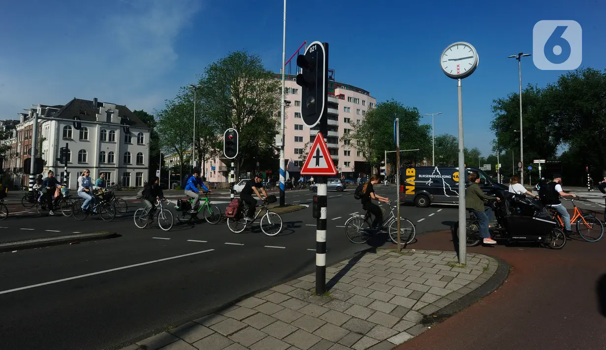 Warga berkendara menaiki sepeda di Amsterdam, Belanda, Selasa (21/5/2024). Amsterdam terkenal sebagai salah satu kota paling ramah sepeda di dunia. Bahkan, dijuluki sebagai 'Ibu Kota Sepeda Dunia'. (merdeka.com/Arie Basuki)