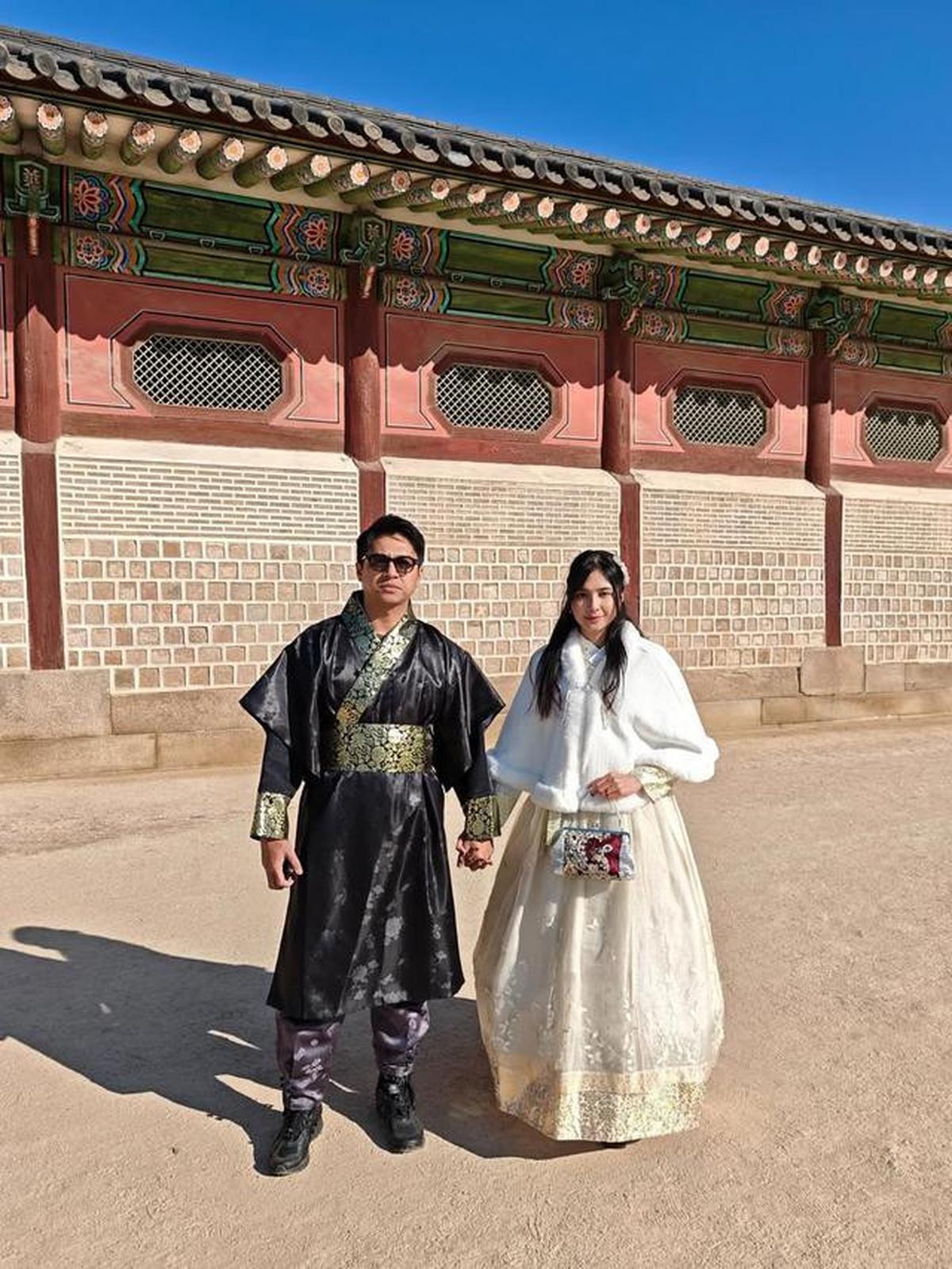 5 Potret Mikha Tambayong dan Deva Mahenra Pakai Hanbok saat Liburan ke Korea Selatan, Tampil Serasi