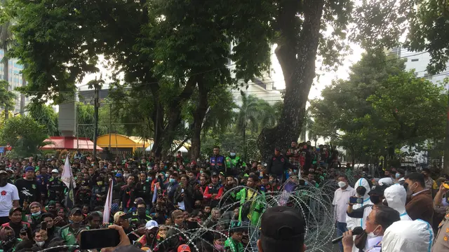 Pihak Kementerian Perhubungan (Kemenhub) mendatangi massa pengendara ojek online (ojol) yang demo di Jalan Medan Merdeka Barat, Jakarta Pusat, Rabu (5/1/2021).