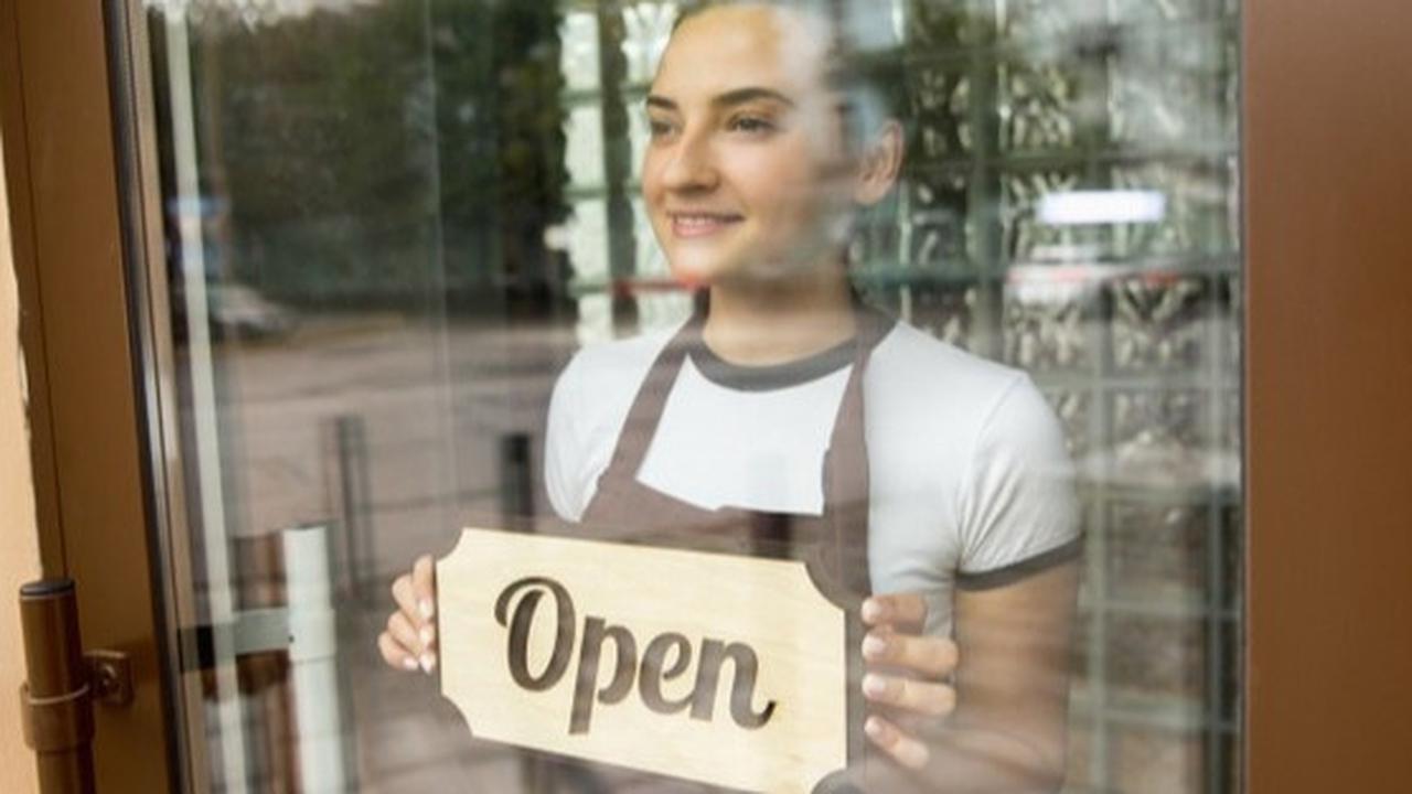 Mengenal Profesi Pramuniaga: Tanggung Jawab, Keterampilan, dan Peranannya dalam Dunia Retail