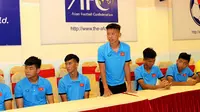 Kapten Timnas Vietnam U-16, Vu Tien Long, bersama rekan satu tim sebelum bertolak ke Malaysia untuk mengikuti Piala AFC U-16 2018. (Bola.com/Dok. VFF)