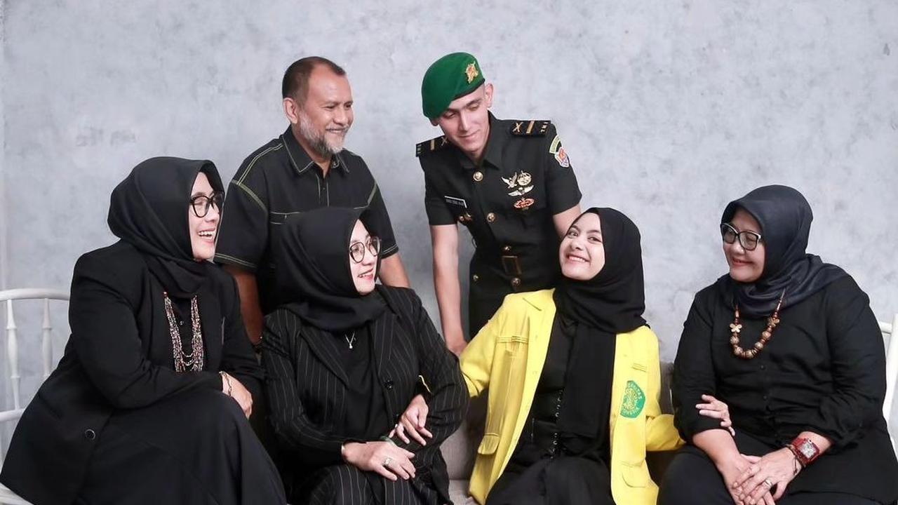 Selain bersama sang kekasih, Enzo juga berpose bareng keluarga si gadis cantik tersebut.