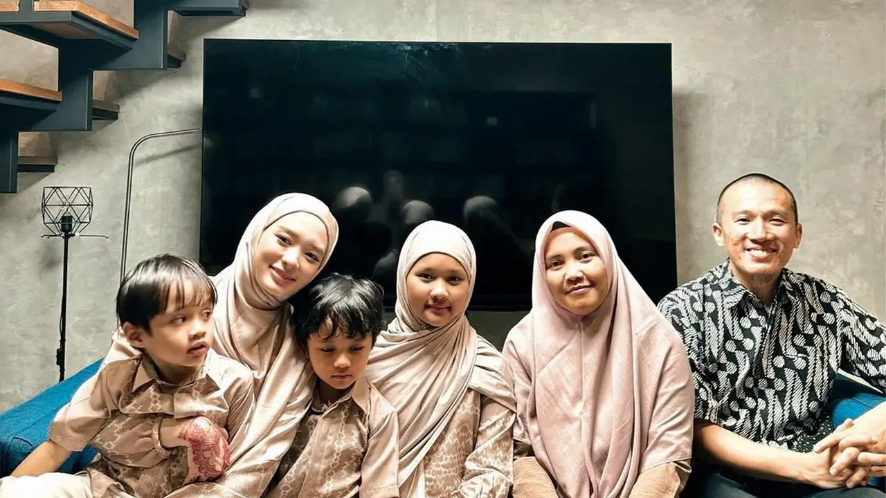 5 Potret Inara Rusli  Kunjungi Rumah Ustaz Felix Siauw dan Ummu Alila, Terima  Banyak Ilmu Baru