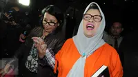 Dewie Yasin Limpo usai menjalani pemeriksaan KPK, Jakarta, Rabu (16/12/2015). Dewie menebar senyum kepada wartawan saat keluar dari gedung hingga memasuki mobil tahanan. (Liputan6.com/Helmi Afandi)