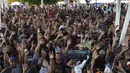 Imigran dari Amerika Tengah dan Venezuela berkumpul di kompleks olahraga di Huixtla, negara bagian Chiapas, Meksiko, Rabu (8/6/2022). Rombongan itu meninggalkan Tapachula pada hari Senin, lelah menunggu status mereka di wilayah dengan sedikit pekerjaan dan jauh dari tujuan akhir mereka mencapai Amerika Serikat. (AP Photo/Marco Ugarte)