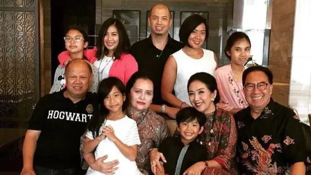Potret mendiang Timmy Habibie dan keluarga (Sumber: Instagram/tutiroosdiono6)