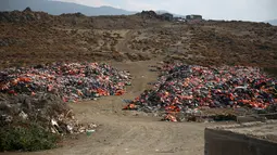 Sampah jaket pelampung yang digunakan oleh para imigran dan pencari suaka tertumpuk di tempat pembuangan sampah di Mithymna, pulau Lesbos, Rabu (5/10). Para imigran mendarat di Yunani untuk mencari kehidupan baru di Eropa. (REUTERS/Alkis Konstantinidis)