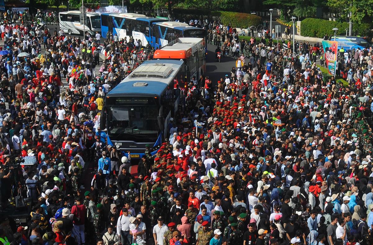 Antusiasme Ribuan Orang Padati Panggung Pesta Rakyat Pelantikan Prabowo di Bundaran HI