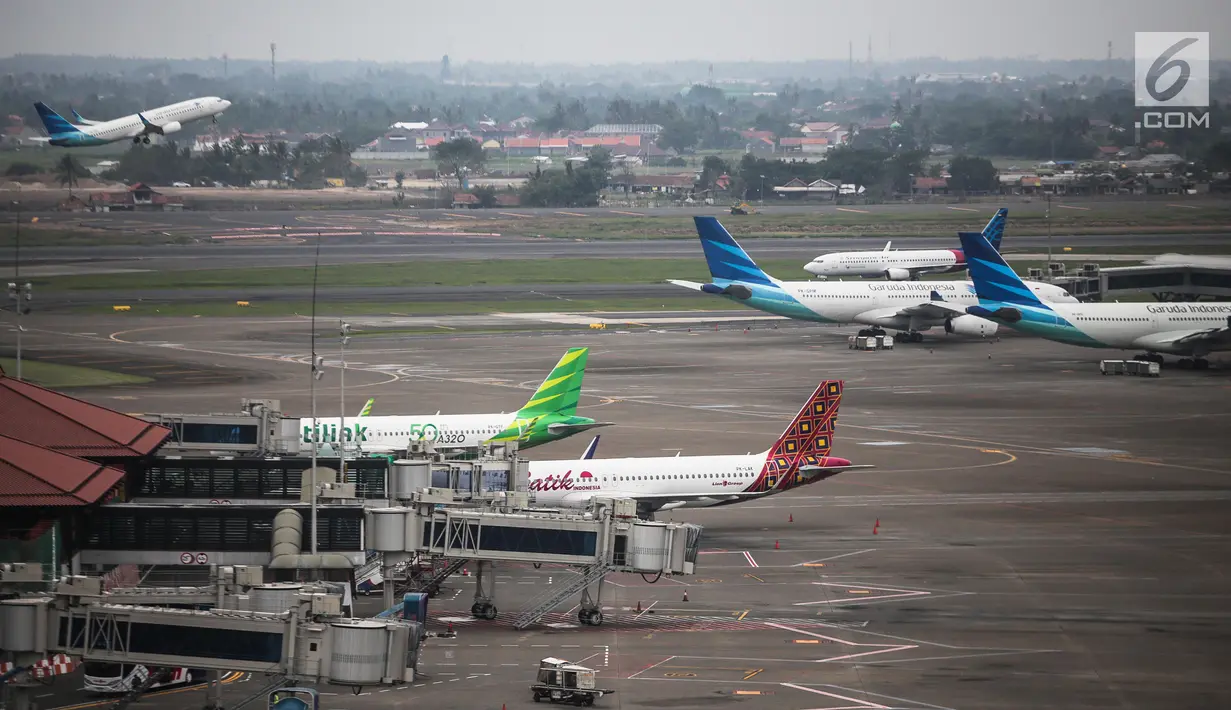 <p>Pesawat milik sejumlah maskapai terparkir di areal Bandara Soekarno Hatta, Tangerang, Banten, Kamis (16/5/2019). Pemerintah akhirnya menurunkan tarif batas atas (TBA) tiket pesawat atau angkutan udara sebesar 12-16 persen yang berlaku mulai Kamis hari ini. (Liputan6.com/Faizal Fanani)</p>