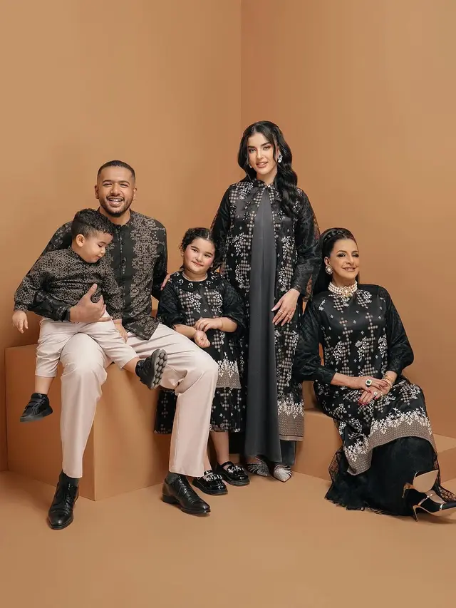 Potret Tasya Farasya Pakai Baju Senada dengan Keluarga dan Sang Ibu (credit: instagram/tasyafarasya)