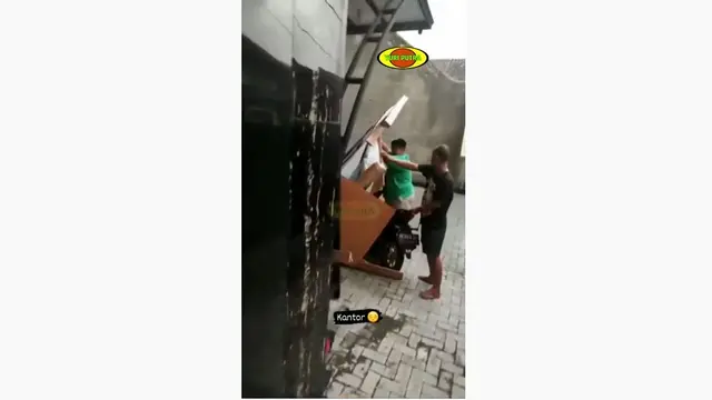 Diterjang Puting Beliung, Ini 6 Potret Kondisi Kantor Denny Caknan yang Porak-Poranda
