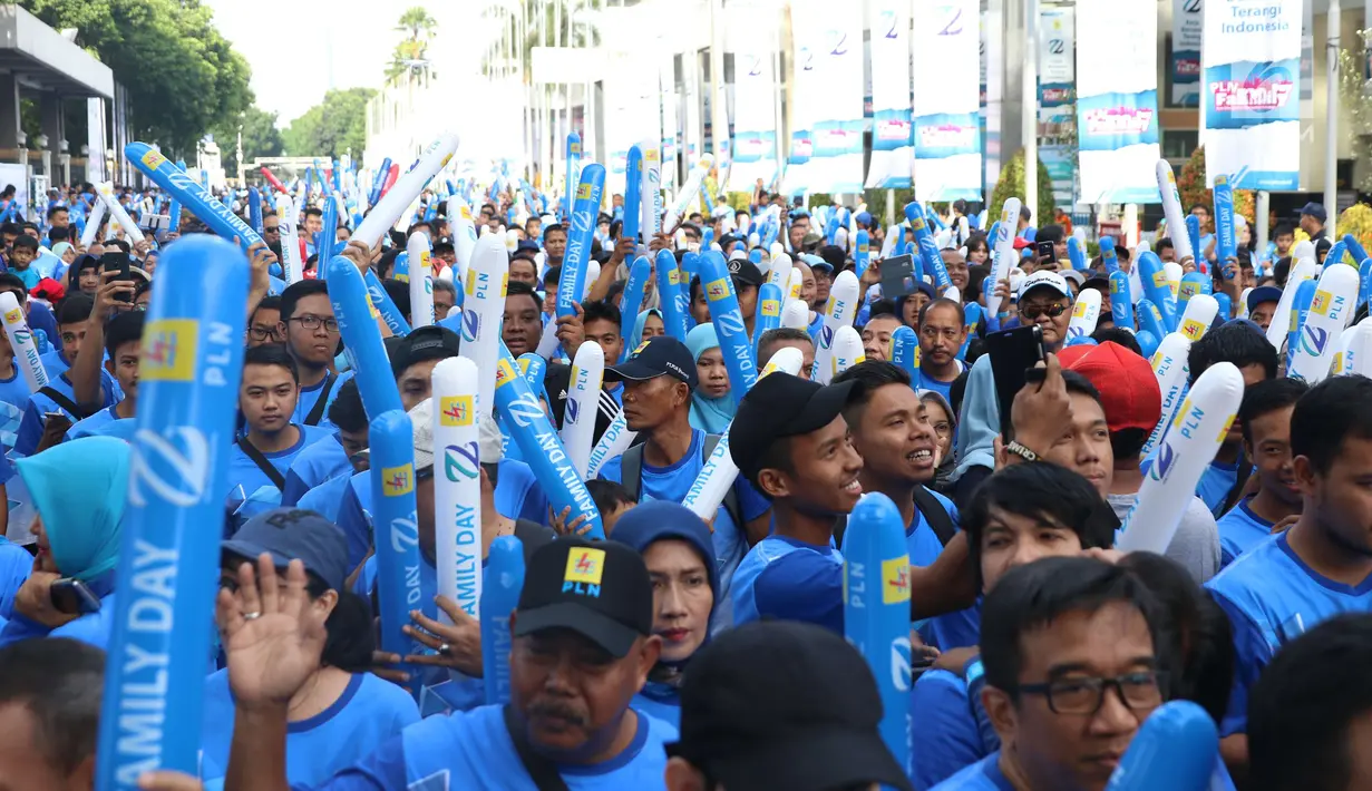 Ribuan peserta mengikuti Family Day 72 PLN di Kawasan JCC, Jakarta, Minggu (3/12). Kegiatan tersebut bertemakan Kerja Bersama Terangi Indonesia. (Liputan6.com/Angga Yuniar)