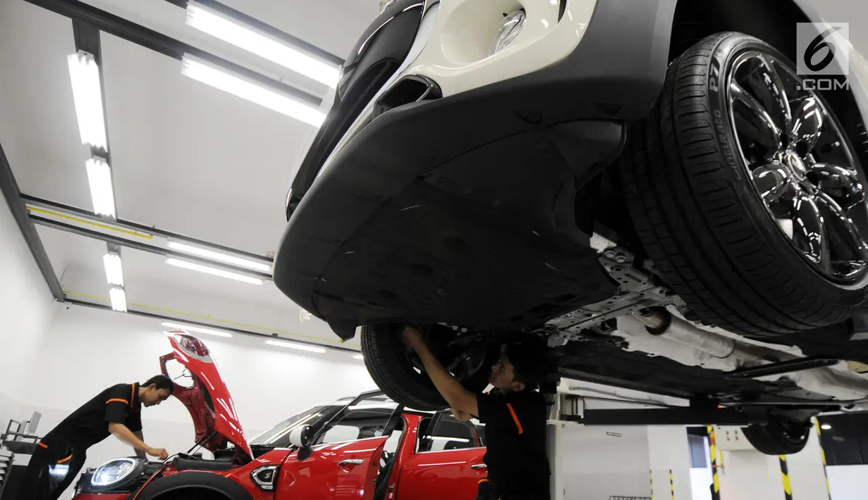 Teknisi sedang mengecek mobil Mini Cooper saat Grand Opening Plaza Mini, Summarecon, Tangerang, Banten, Jumat (4/5). Pembukaan dealer Mini Cooper Plaza Auto di Banten ini diharap bisa mendongkarak penjualan. (Merdeka.com/Dwi Narwoko)