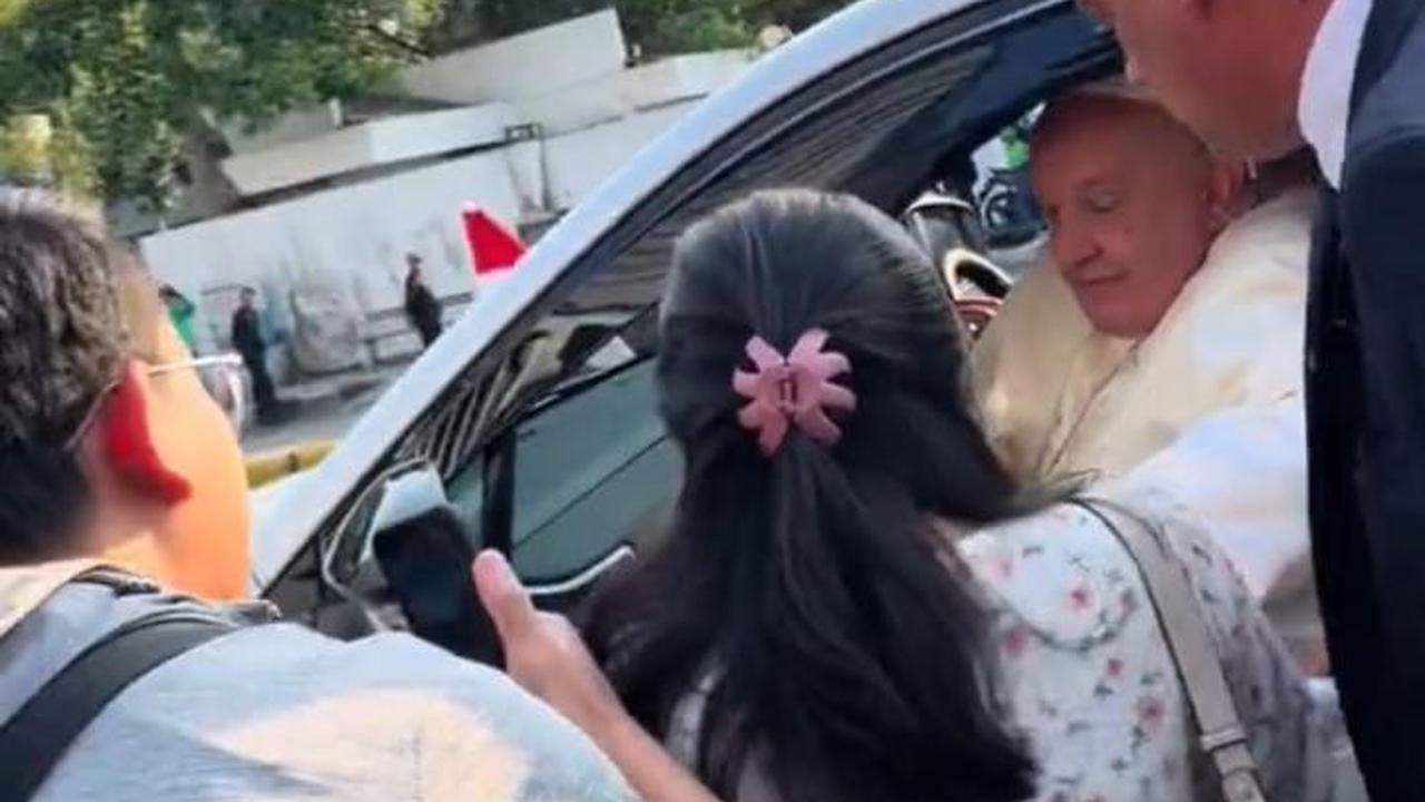 Viral, Begini Momen Ibu Hamil dan Kandungannya Diberkati oleh Paus Fransiskus