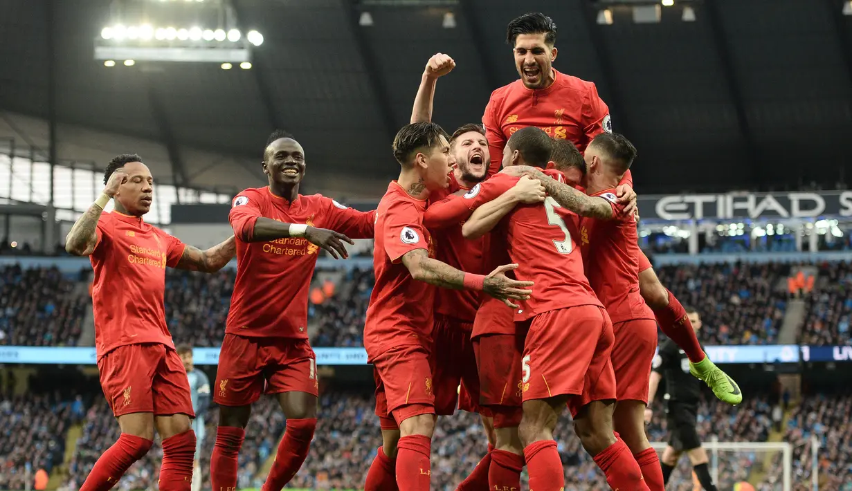 Para pemain Liverpool merayakan gol yang dicetak James Milner ke gawang Manchester City. Sempat ditekan bertubi-tubi, The Reds malah sempat unggul terlebih dahulu ada menit ke-51 melalui titik penalti. (AFP/Oli Scarff)