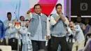Calon Presiden dan Calon Wakil Presiden nomor urut 2 Prabowo Subianto (kiri) dan Gibran Rakabuming Raka saat tiba untuk mengikuti Debat Kelima Pilpres 2024 di Jakarta Convention Center (JCC), Jakarta, Minggu (4/2/2024). (Liputan6.com/Angga Yuniar)